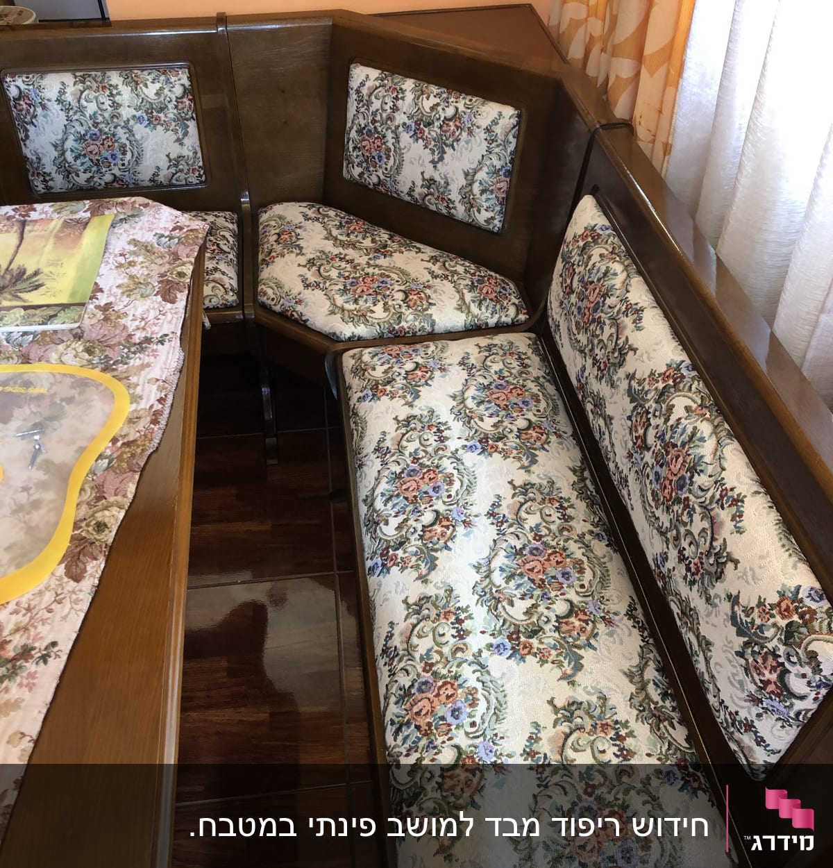 ריפוד פרחוני על ספסל עץ פינתי